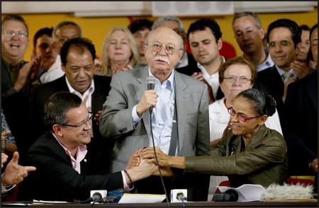 Roberto Amaral, presidente do PSB, discursa entre Beto e Marina, que prometeu “vantangens competitivas” ao agronegócio.