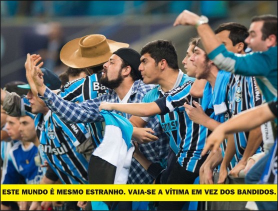 Torcedores vaiam o goleiro Aranha durante o reencontro do Grêmio com o Santos em Porto Alegre.